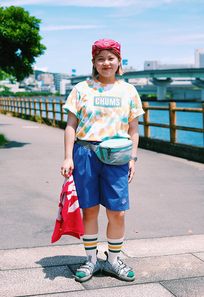 タイダイが主役！フェス参戦コーデ【CHUMS Logo T-Shirt】